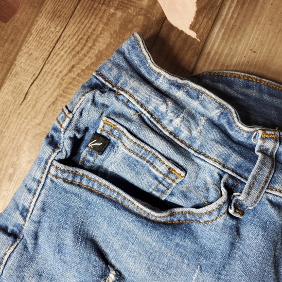 KanCan Distressed Stretchy Blue Women's Cuffed Jean Shorts Size W7/27 - Picture 16 of 16